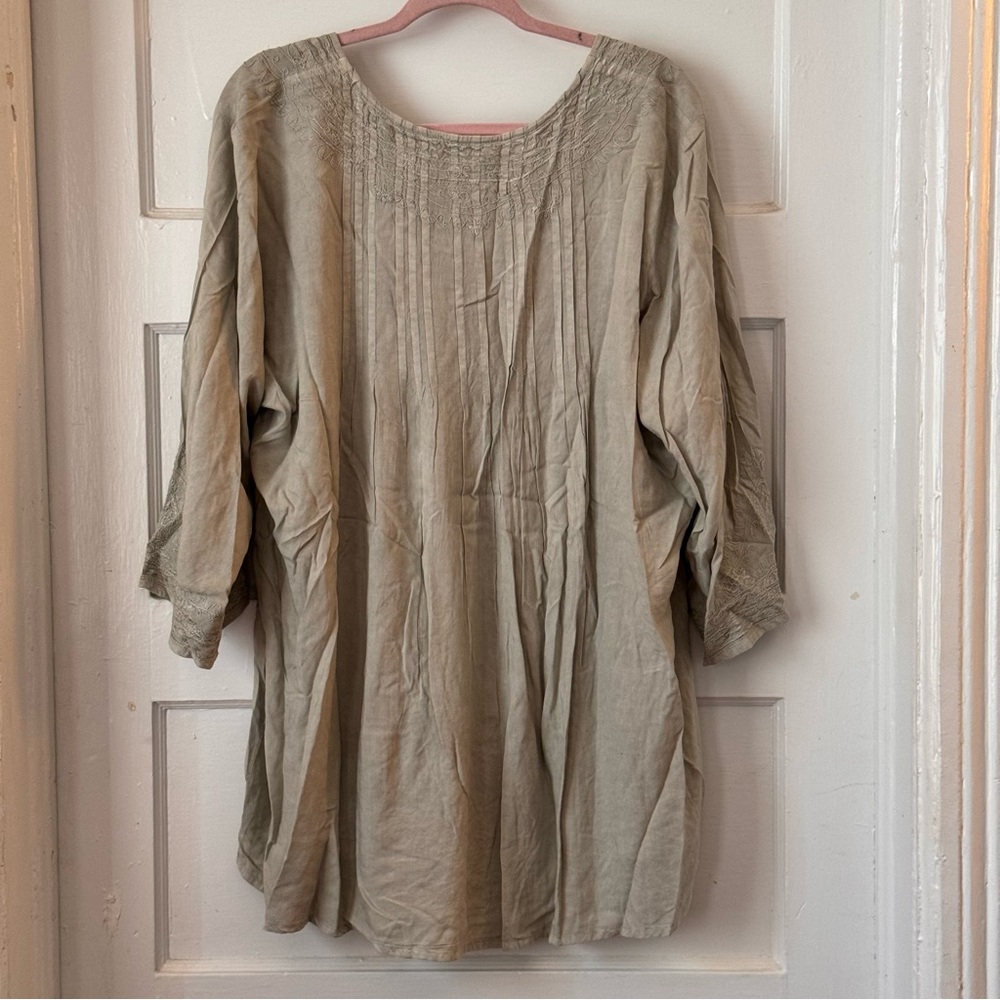 Solitaire Pintuck Embroidered Flowy Boho 3/4 Sleeve Top Size 2X NWT - Picture 4 of 15